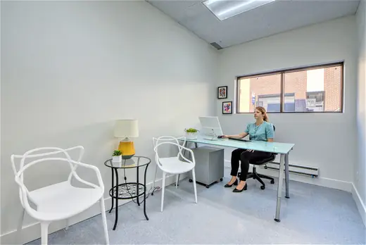 Office with shared desks — Le 933