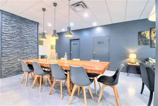 Lounge & communal tables — Le 933