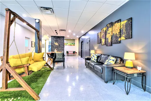 Lounge & corridor — Le 933