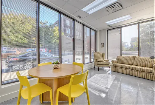 Café & dining area — Le 933